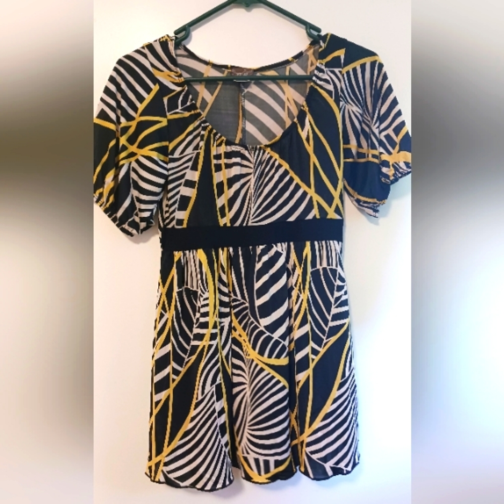Siren Lily Blk, Yellow & White Top. Size Small.